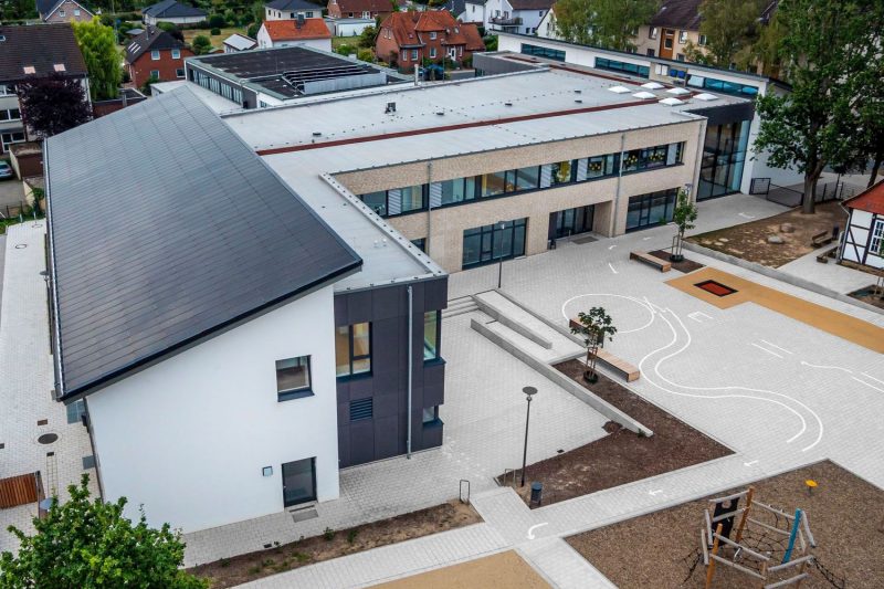Grundschule Stederdorf Luftaufnahme der Indach-PV-Anlage